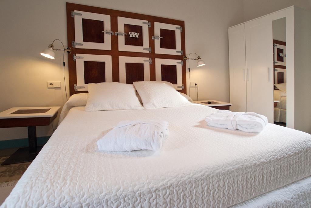 Hotel Hostal Chic Сан Фелиу де Гиксолс Стая снимка