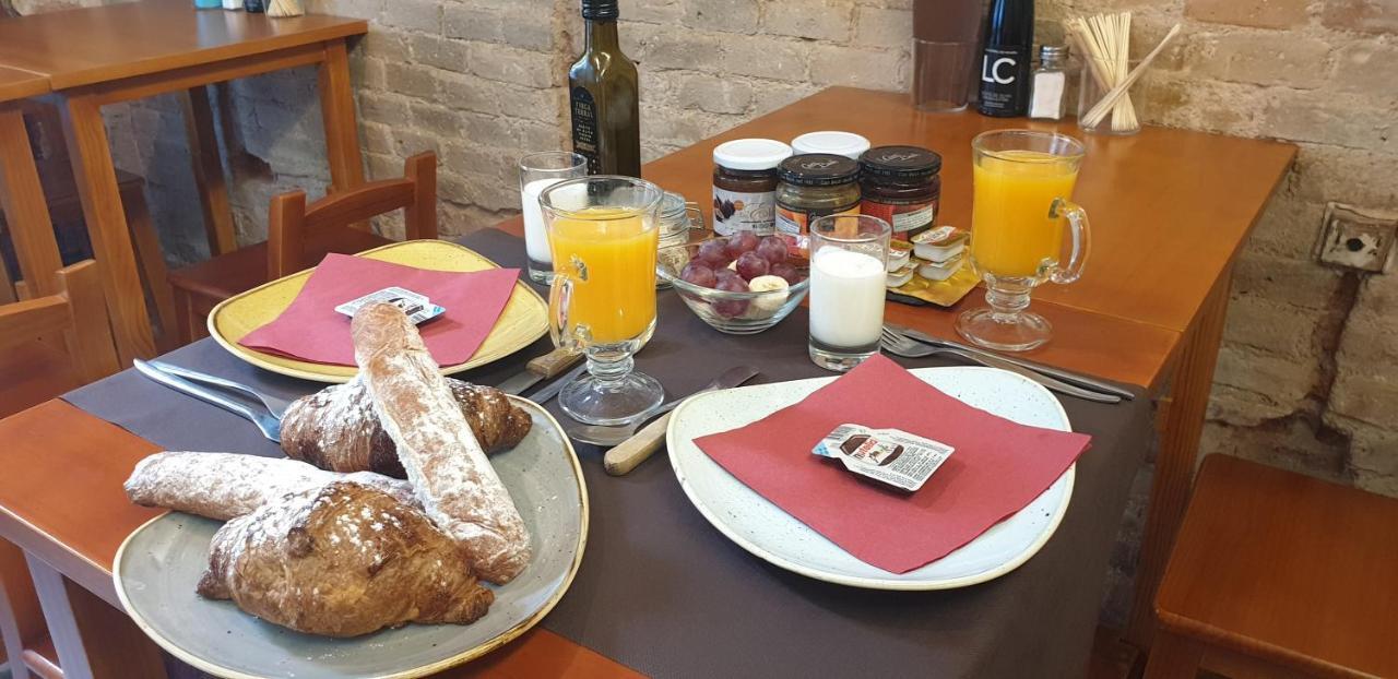Hotel Hostal Chic Сан Фелиу де Гиксолс Екстериор снимка